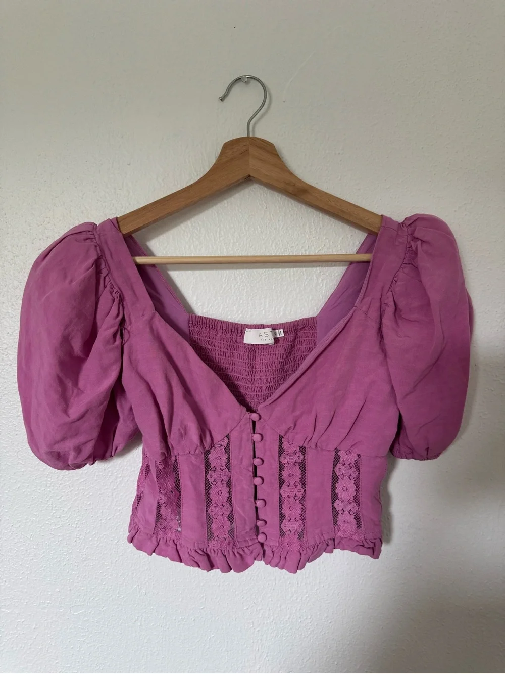ASTR the label Pink Puff-Sleeve Button Front Crop Top